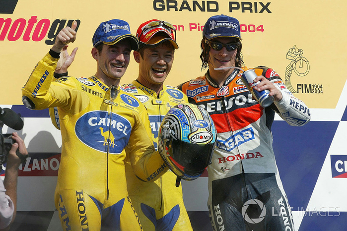 motogp-rio-gp-2004-podium-race-winner-makoto-tamada-honda-second-place-max-biaggi-honda-th (700x466, 457Kb)