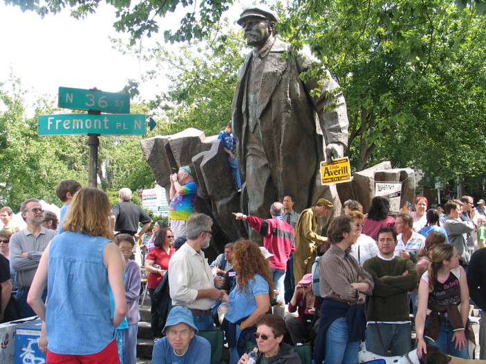 lenin-statue-1 (700x525, 172Kb)