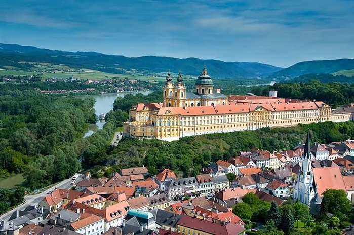 Beautiful-View-Of-The-Melk-Abbey-In-Austria (900x664, 101Kb)