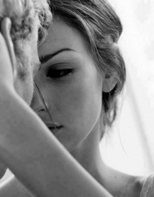 130121434_4897960_99px_ru_photo_179644_devushka_derjit_ruku_na_golove_parnja_vu_tomasz_1_ (300x439, 36Kb)