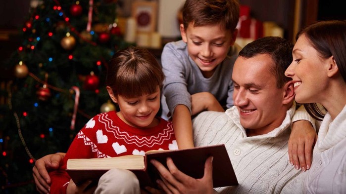 3563818_familychristmasreadingstorytradition918x516 (700x393, 71Kb)
