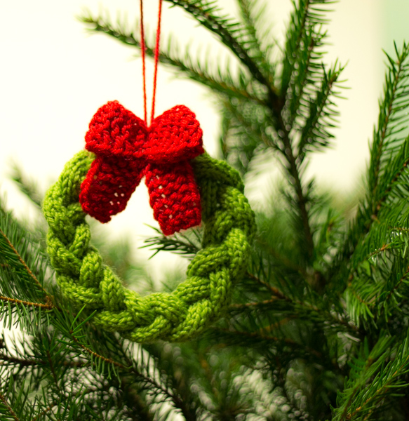 6226115_WreathChristmasTreeOrnamentFreeKnitPattern_1_ (583x600, 240Kb)