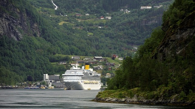 A cruise ship by berth in the Geirangerfjord, Norway (643x361, 217Kb)