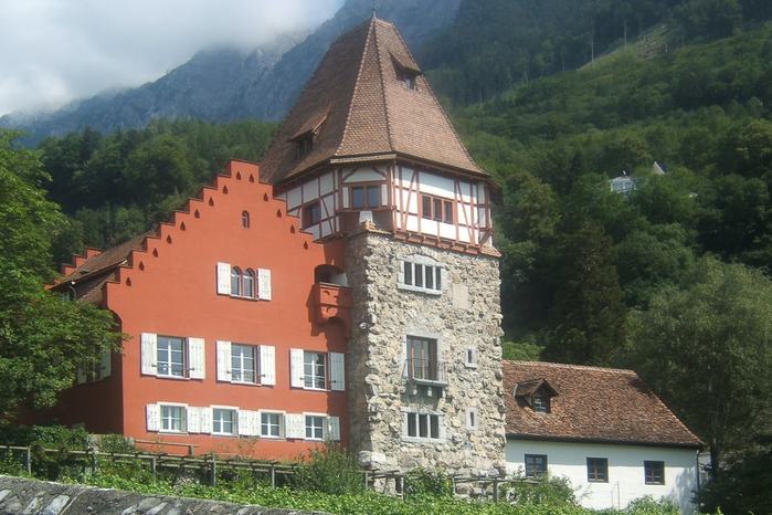 liechtenstein_krasniy_dom (700x466, 65Kb)