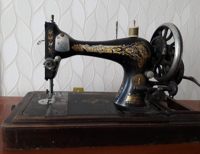 Продать швейную машинку зингер. Швейная машинка Зингер s010l. Zinger швейная машинка 1940г. Швейная машинка Зингер 1925 года. Швейная машинка Зингер 19 век.