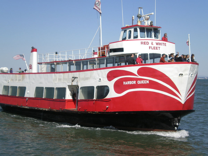 1200px-Red_&_White_Fleet_Harbor_Queen_coming_into_Pier_45 (700x525, 356Kb)