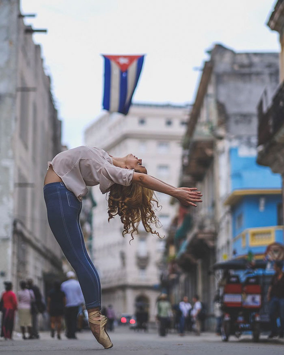 ballet-dancers-practice-on-streets-cuba-omar-robles-13 (560x700, 284Kb)