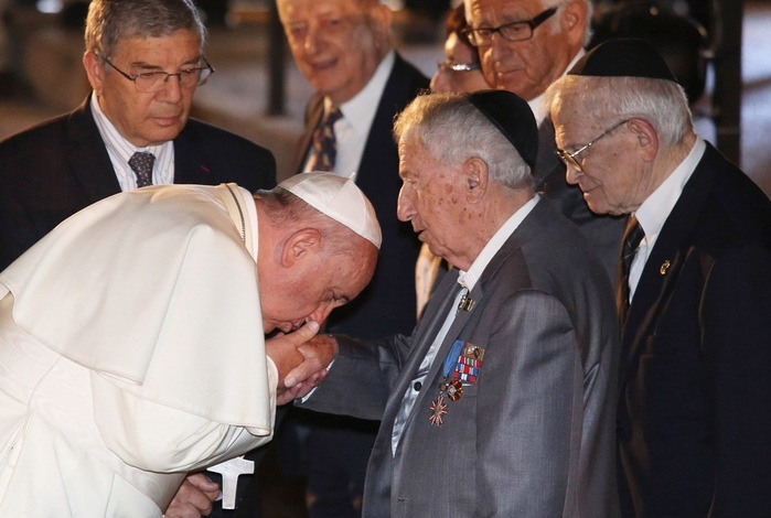6098670_foto3_papa_Francisk_celyet_ryky (700x470, 82Kb)