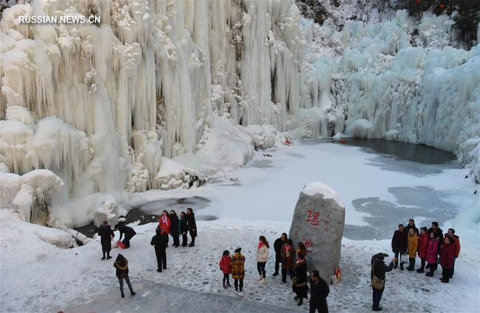 Замерзший водопад в китае