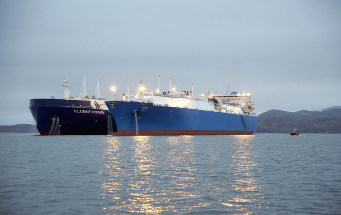The LNG carrier Pskov conducts the first ship-to-ship transfer of Yamal LNG in Honningsvag, Norway (700x441, 215Kb)