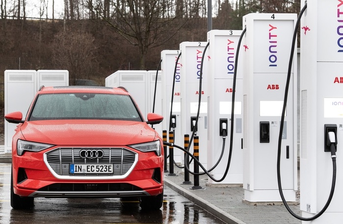31.01.2019_Audi_fast_chargers_from_ABB_1 (700x458, 121Kb)