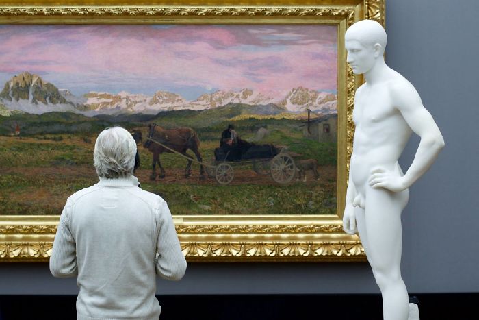 Photographer-goes-through-the-museums-to-capture-the-similarities-between-the-paintings-and-the-visitors-and-the-result-will-impress-you-59e6fad02be67__700 (700x467, 55Kb)