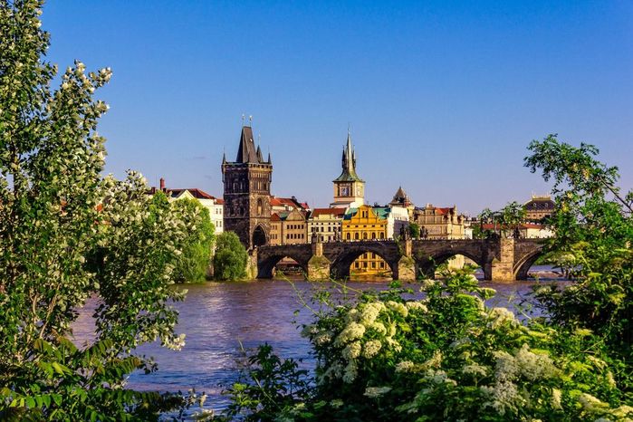 vesna-reka-vltava-karlov-most (700x466, 93Kb)