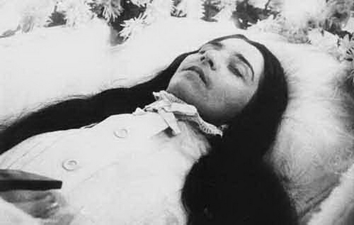 ФОТО Ольга Розанова на смертном одре. Фотография А.Родченко. 1918 (700x444, 68Kb)