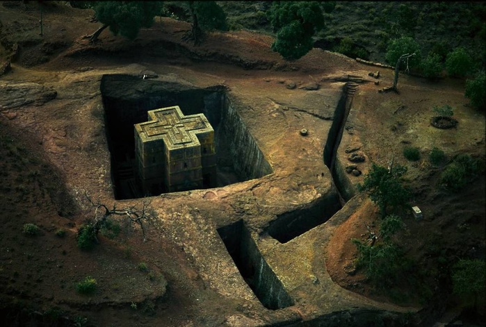 george-steinmetz-Bet-Giyorgis-church-in-Lalibla-Ethiopia. (700x471, 144Kb)