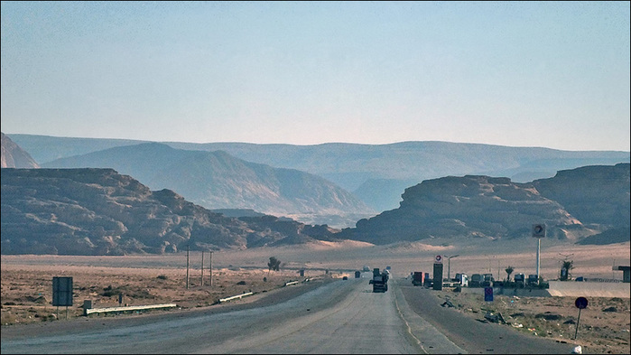 Иордания. Шоссе в пустыне Вади Рам