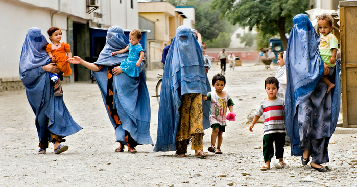 Kabul-Street-BurkaMoms (700x366, 400Kb)