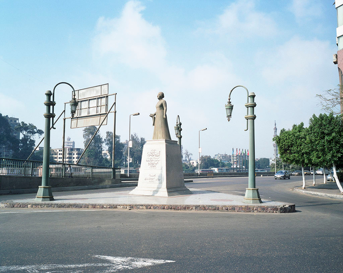 Oum_Kalsoum_Monument_Zamalek_Cairo_Jan-2006 (700x557, 416Kb)