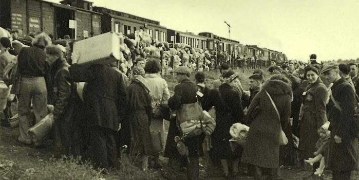 Westerbork_Netherlands_Jews_boarding_a_deportation_train_to_Auschwitz_RUdolf_Brespauer_Wiki_public (700x350, 192Kb)