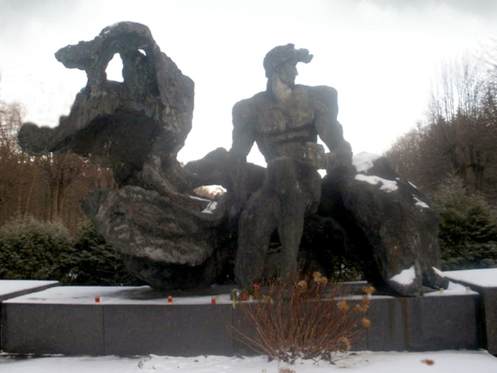 Vilis_Latsis_Monument_in_Riga (700x525, 286Kb)