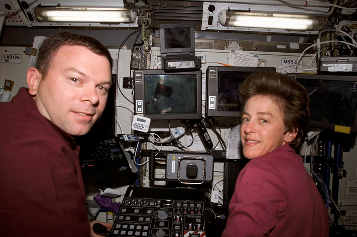 00STS-114_James_Kelly_and_Wendy_Lawrence_at_Canadarm2_controls (700x463, 343Kb)