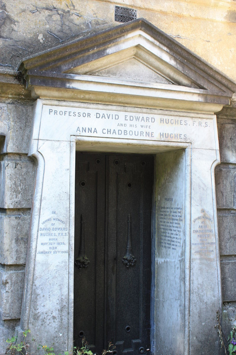 The_vault_of_David_Edward_Hughes,_Highgate_Cemetery,_London (465x700, 395Kb)