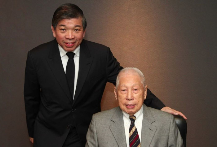 Teo Siong Seng (left), executive chairman, and Chang Yun Chung, founder and chairman emeritus of Pacific International Lines (700x475, 172Kb)