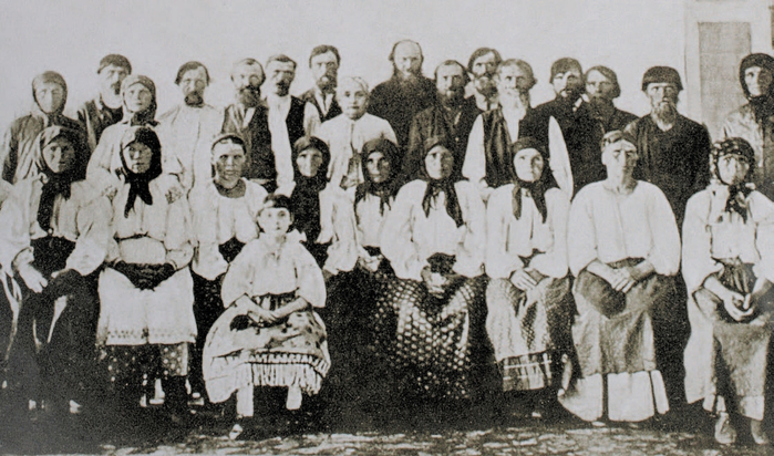 Alchevskaya_with_peasants_of_Alekseevka_village._Mikhaylovskaya_volost._Slavyanoserbsk_uyezd (700x412, 378Kb)