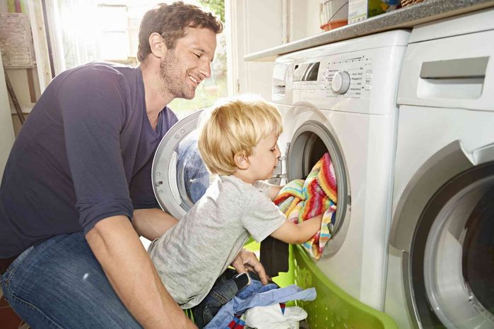 4715990_childdoinglaundry59590c945f9b58843f49ad8f1024x683 (700x466, 58Kb)