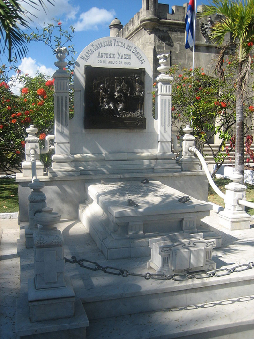 Antonio_MaceoCemetry_Santa_Ifigenia_Santiago_de_Cuba_-_Grave_of_Antonio_Maceo (525x700, 475Kb)