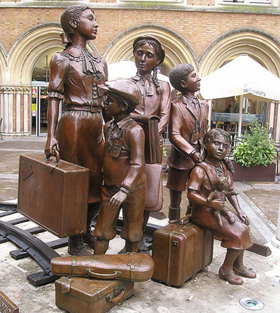 KinderStatue Sir Nicholas Winton (400x446, 94Kb)