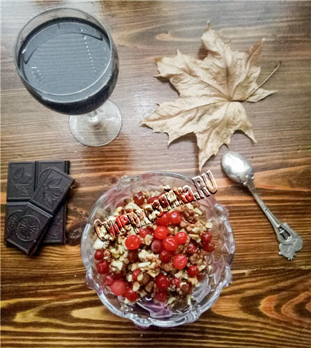 Закусочный салат из клюквы, с орехами и медом/3973799_Salat_s_orehami_i_klukvoi (446x500, 58Kb)