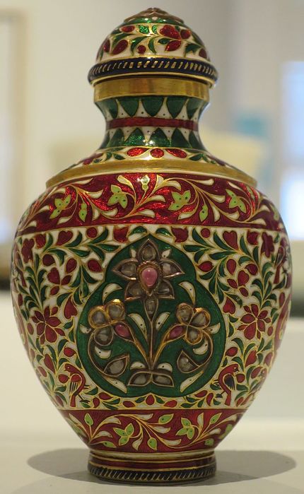 Snuff_bottle,_northern_India,_18th_century,_gold,_gemstones_and_enamel,_Honolulu_Academy_of_Arts (530x700, 62Kb)