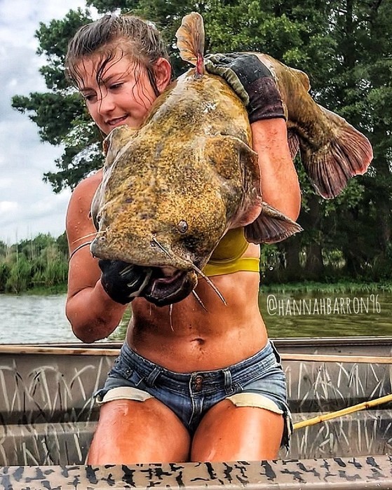 Фото девушки с рыбой в руках