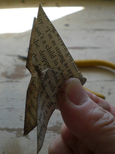 Винтажная бабочка-оригами из книжных страниц (23) (480x640, 129Kb)