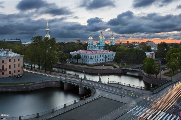 с какого питерского моста можно одновременно увидеть 7 других мостов его еще называют семимостье. 150272724 2222299 semimoste 3. с какого питерского моста можно одновременно увидеть 7 других мостов его еще называют семимостье фото. с какого питерского моста можно одновременно увидеть 7 других мостов его еще называют семимостье-150272724 2222299 semimoste 3. картинка с какого питерского моста можно одновременно увидеть 7 других мостов его еще называют семимостье. картинка 150272724 2222299 semimoste 3. За Санкт-Петербургом прочно закрепилась слава мистического города. Долгая история Северной столицы послужила отличной почвой для возникновения легенд и суеверий, их сегодня можно услышать от местных жителей или на тематических экскурсиях. Обычно подобные туры проходят через кладбища, замки, дворцы в которых, по слухам, водятся призраки. Если вам не по душе «страшилки», то посетите места, где исполняются желания. Одно из самых популярных — Семимостье.
