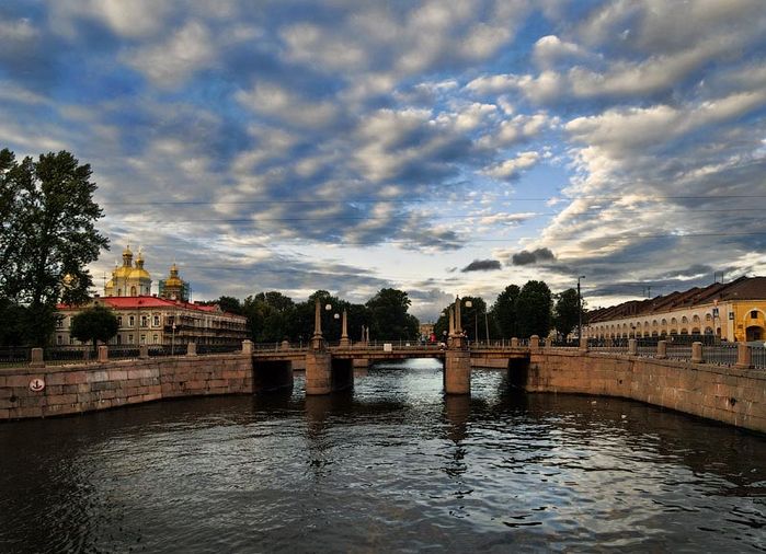 с какого питерского моста можно одновременно увидеть 7 других мостов его еще называют семимостье. 150272956 2222299 pikalov. с какого питерского моста можно одновременно увидеть 7 других мостов его еще называют семимостье фото. с какого питерского моста можно одновременно увидеть 7 других мостов его еще называют семимостье-150272956 2222299 pikalov. картинка с какого питерского моста можно одновременно увидеть 7 других мостов его еще называют семимостье. картинка 150272956 2222299 pikalov. За Санкт-Петербургом прочно закрепилась слава мистического города. Долгая история Северной столицы послужила отличной почвой для возникновения легенд и суеверий, их сегодня можно услышать от местных жителей или на тематических экскурсиях. Обычно подобные туры проходят через кладбища, замки, дворцы в которых, по слухам, водятся призраки. Если вам не по душе «страшилки», то посетите места, где исполняются желания. Одно из самых популярных — Семимостье.