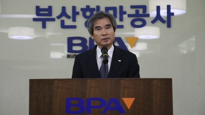 Busan Port Authority CEO Nam Gi-chan, a professor at Korea Maritime University (678x381, 103Kb)