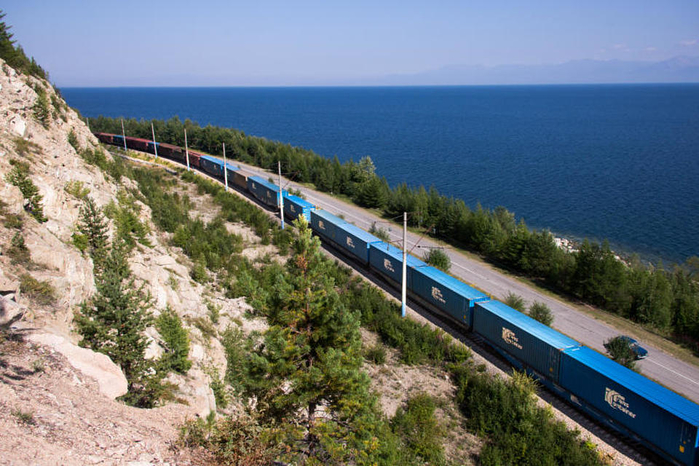 Russian-container-train-near-Lake-Baikal (700x466, 405Kb)