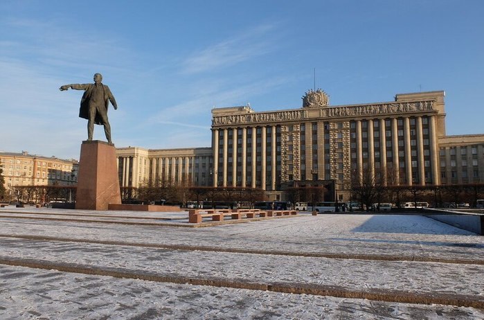 72167039_2518963298339934_7584116619224285184_nБОЛЬШАЯ ПЛОЩАДЬ Самая большая площадь<br ></img>Московская площадь занимает 13 гектаров на юге города. Ей уступает даже Дворцовая. Такие гигантские размеры связаны с тем, что в 1930-е годы Московскую намеревались сделать административным центром Ленинграда. Успели даже построить знаменитый Дом Советов.(700x462, 83Kb)