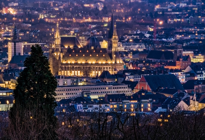 01-Rathaus-und-Dom-in-Aachen-vom-Lousberg-aus-gesehen (700x480, 481Kb)