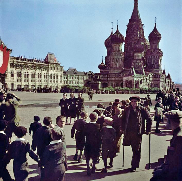 1947. Visitors at Red Square2 (700x697, 523Kb)