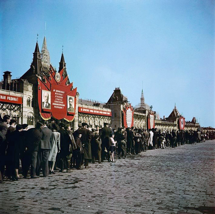 Moscow. 1947. Visitors at Red Square2ф (700x694, 503Kb)