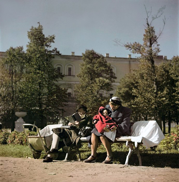 Moscow. 1947. Women and child on a park bench2 (686x700, 481Kb)
