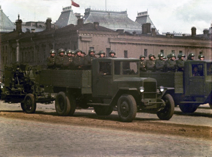 1947 Первомайская демонстрация 1947 г. в Москве. Владислав Микоша8а (700x517, 365Kb)