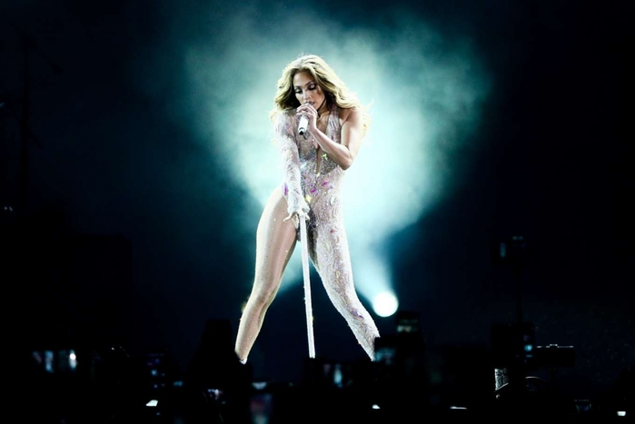 4954089_JenniferLopezCelebrateHer50thBirthdayonStageinMoscow03 (700x467, 108Kb)