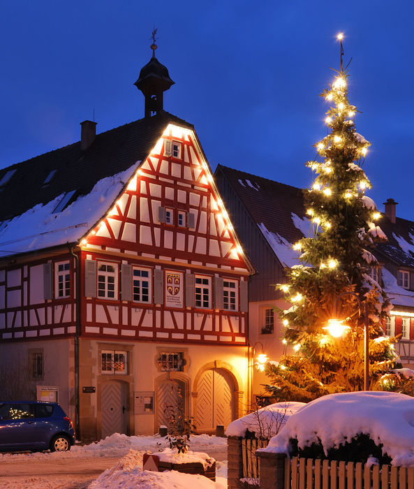 1200px-Schöckingen_Rathaus_Weihnachten_2010 (893x1000, 106Kb)