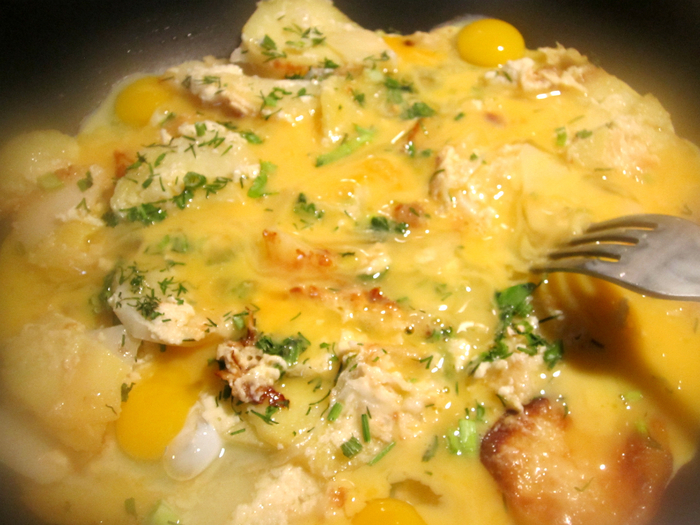 Картошку залило водой. Картошка в духовке с яичной заливкой. Картофель в заливке. Картошка залитая яйцом на сковороде. Картошка залитая яйцом в мультиварке.