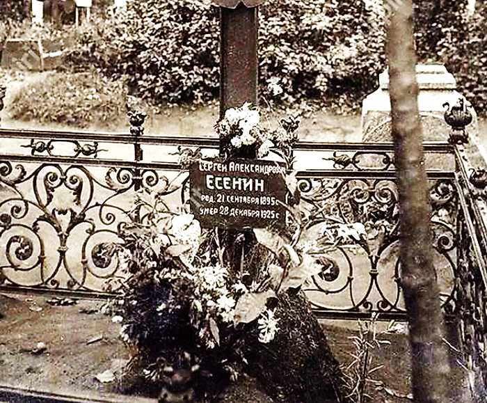 Есенин похоронен на кладбище. Могила Галины Бениславской похоронена. Могила Бениславской и Есенина. Ваганьковское кладбище могила Галины Бениславской. Могила Есенина 1926.