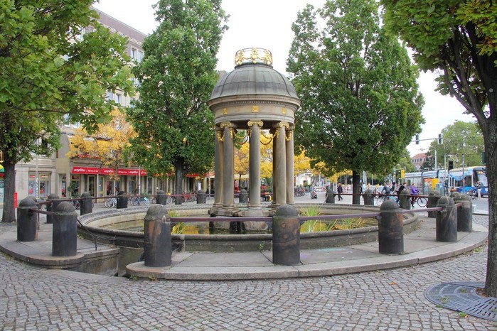 5802805_Fontan_Artesischer_Brunnen_1 (700x466, 147Kb)